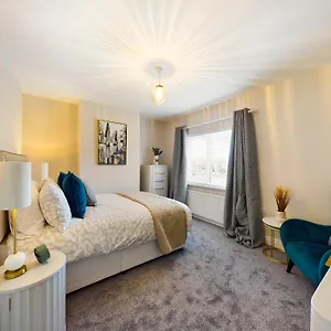 It's Broadway Baby! Great House Close To Centre Belfast